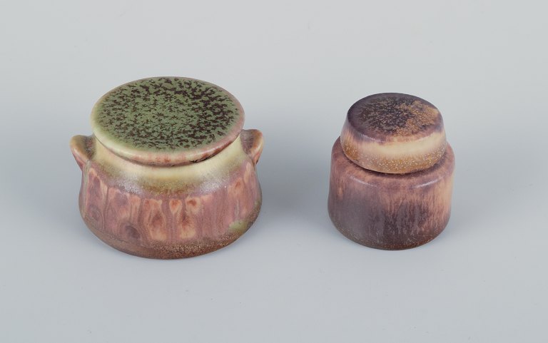 Carl Harry Stålhane for Rörstrand, to miniature lågkrukker i keramik med glasur i brungrønne toner.