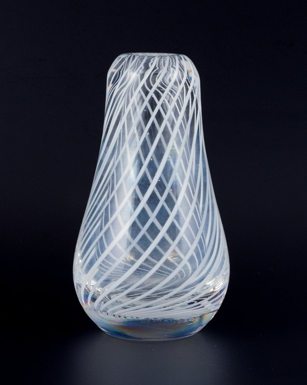 Skandinavisk glaskunstner. Mundblæst kunstglasvase i klart glas designet med hvide linjer.