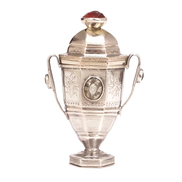 Hovedvandsæg i sølv prydet med flusser. Christian Hestorff, Højer, 1810-22. H: 9,3cm. V: 58gr