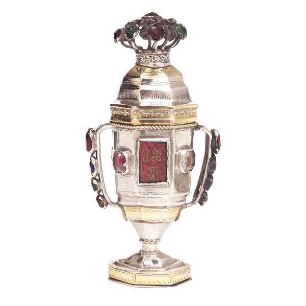 Hovedvandsæg i delvist forgyldt sølv. Peter Andreas Hansen, 1836-55. Tønder. H: 10,8cm. V: 62,4gr