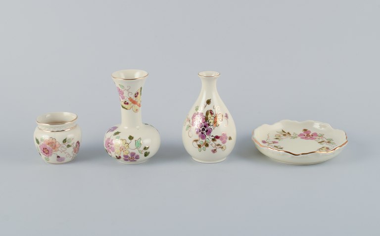 Zsolnay, Ungarn, fire dele porcelæn bestående af tre vaser og et lille fad. Håndmalet med blomstermotiver og insekter på cremefarvet bund.