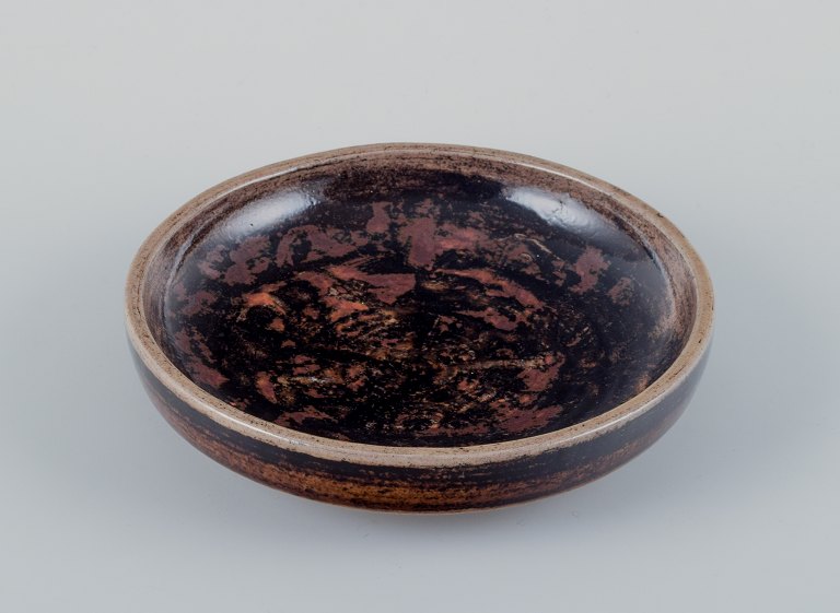Nils Thorsson for Royal Copenhagen, unika keramikskål med abstrakt motiv med glasur i brune nuancer.