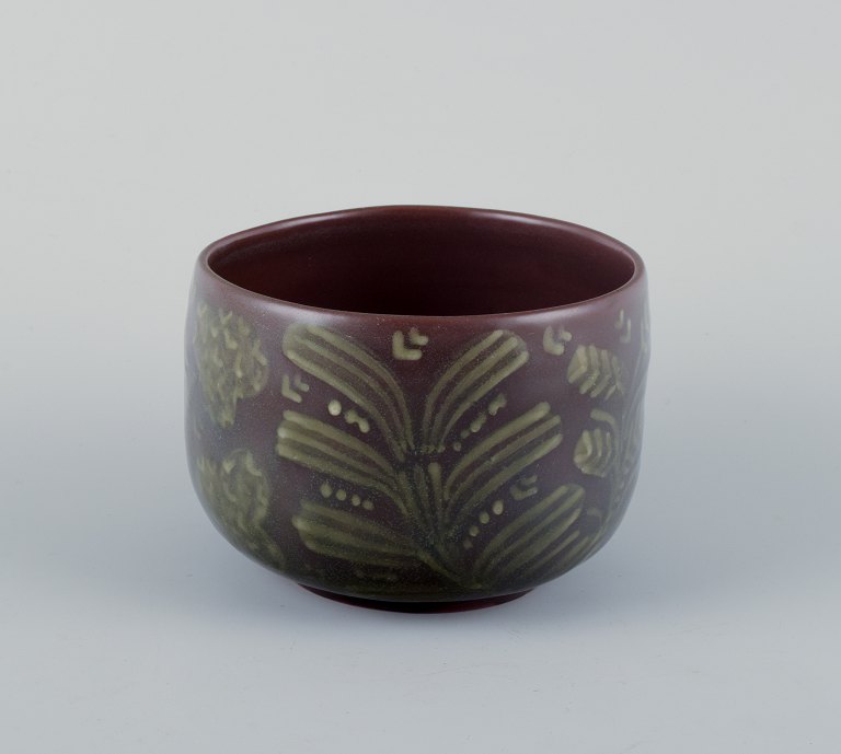 Nils Thorsson for Royal Copenhagen, unika keramikskål dekoreret med blomster. Glasur i brune og grønne nuancer.