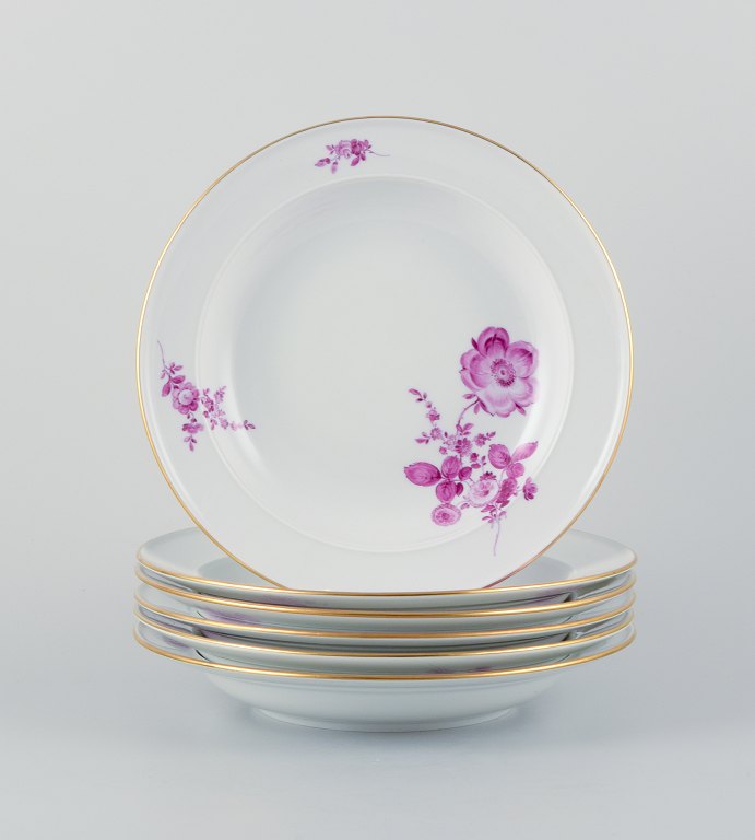 Meissen, et sæt på seks dybe porcelænstallerkner håndmalet med blomstermotiver i purpur. Gulddekoration på kant.