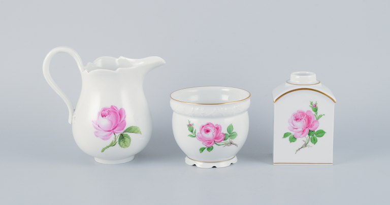 Meissen, tre dele ”Pink Rose” bestående af urtepotteskjuler, mælkekande og en te-dåse i porcelæn håndmalet med lyserøde roser.