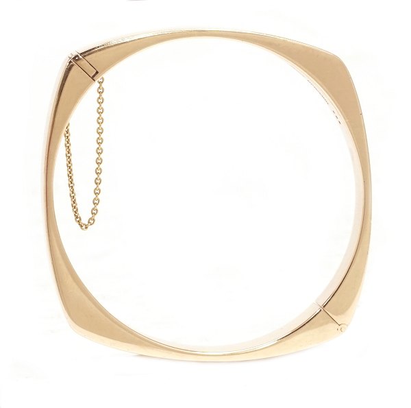 Hans Hansen oval armring i 14kt guld. Stemplet "Hans Hansen Denmark" og Dessinnummer 252. Indv. mål: 5,5x6cm