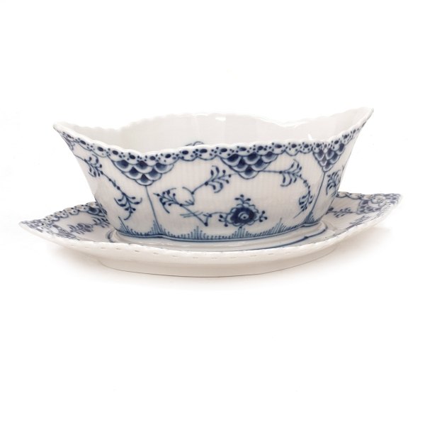 Royal Copenhagen musselmalet helblonde sauciere. 1. sortering i fejlfri stand. Dessinnummer 1105. L: 24cm