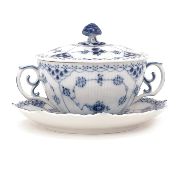 Set of six Royal Copenhagen blue fluted full lace bouillon cups. 1. quality, very nice condition. Dessin number 109, 108 & 1128-1248