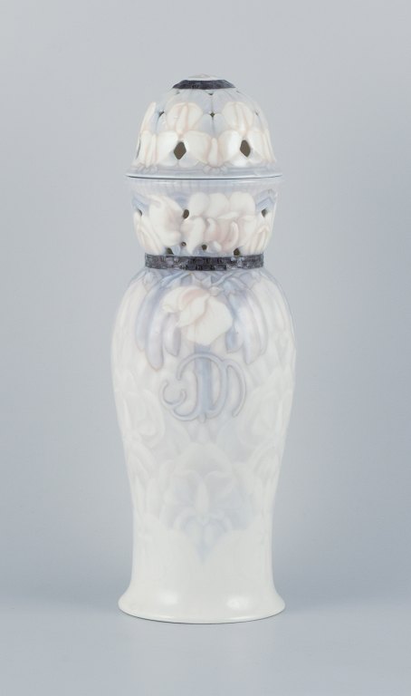 Jo Hahn Locher for Bing & Grøndahl, stor og imponerende art nouveau lågvase i porcelæn. Gennembrudt i toppen. Museumskvalitet.