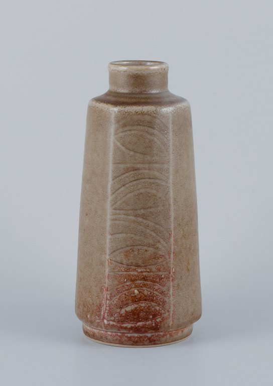 Carl Harry Stålhane (1920-1990) for Rörstrand Atelje, Sverige, modernistisk keramikvase i sandfarvet glasur.