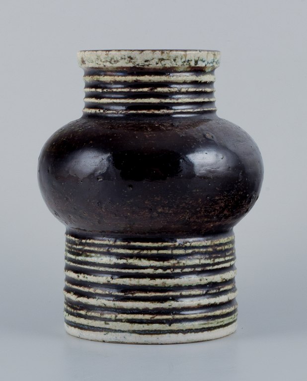 Britt-Louise Sundell (1928-2011) for Gustavsberg Studiohand, Sweden, ceramic vase in dark brown and sand-colored glaze.