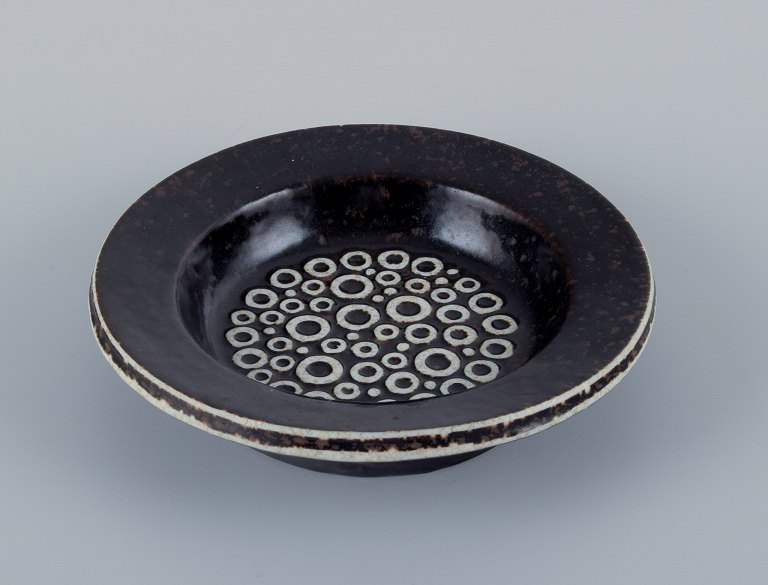 Britt-Louise Sundell (1928-2011) for Gustavsberg Studiohand, Sweden, ceramic bowl in dark brown and sand-colored glaze.