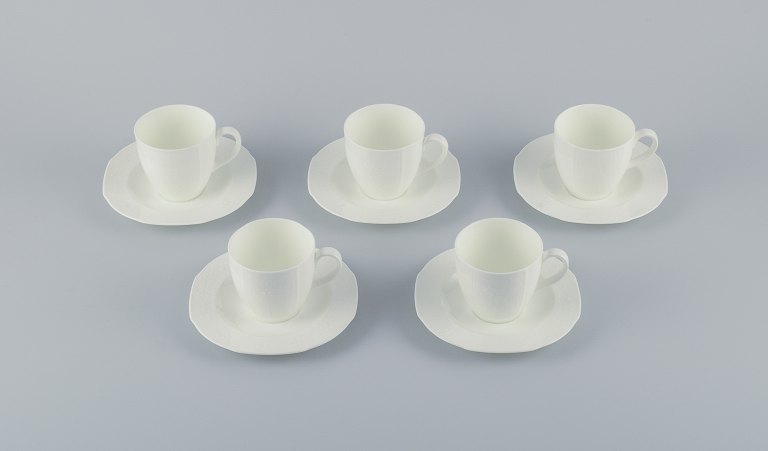 Laureto Weiss for Villeroy & Boch, Joop, fem kaffekopper med tilhørende underkopper. Hvidt porcelæn med blomstermotiver.