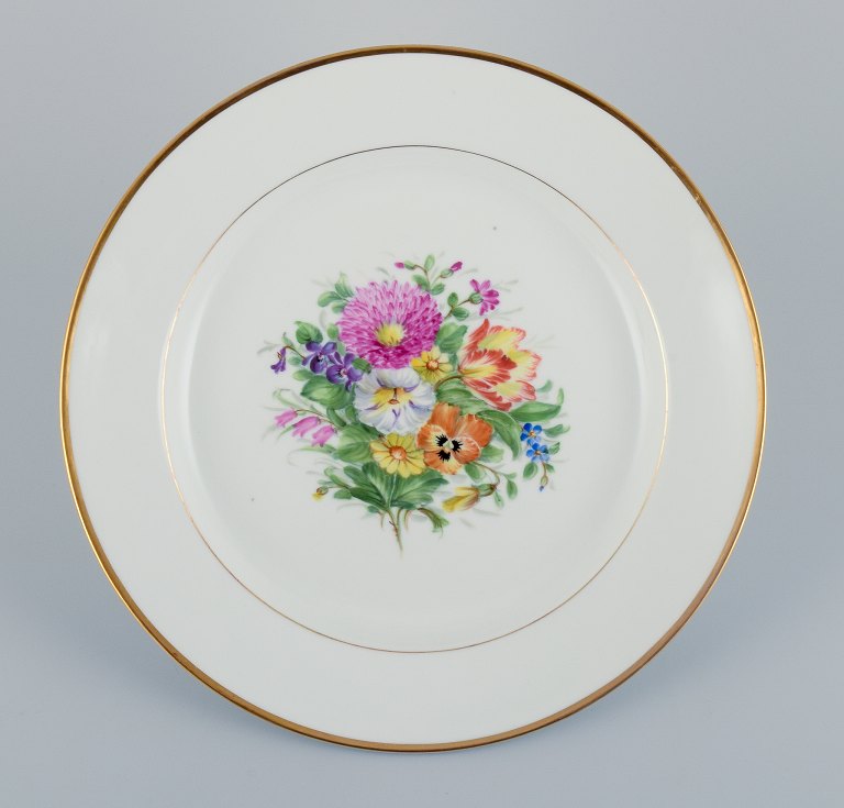 Bing & Grøndahl, stort rundt serveringsfad i porcelæn dekoreret med polykrome blomster og guldkant.