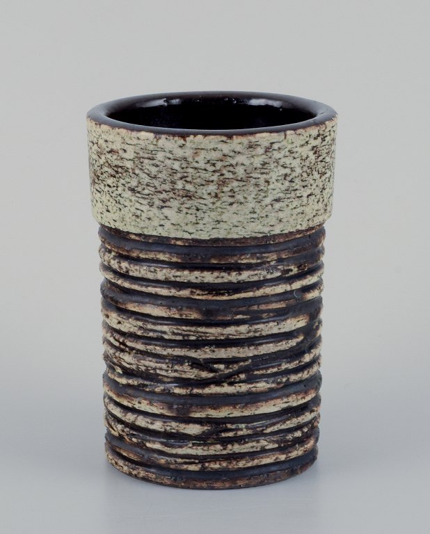 Britt-Louise Sundell (1928-2011) for Gustavsberg Studiohand, Sverige, keramikvase i mørkebrun og sandfarvet glasur.