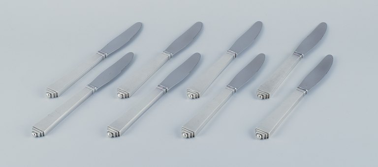 Georg Jensen Pyramide, et sæt på otte langskaftede middagsknive i sterlingsølv og stål.