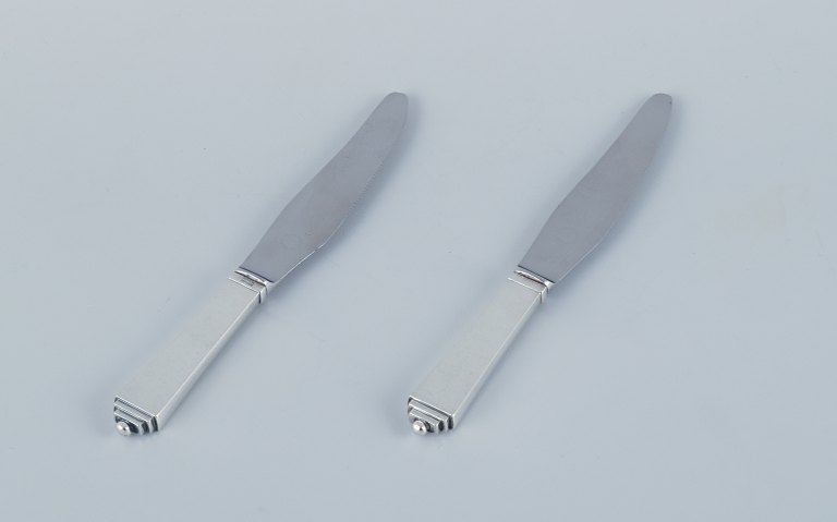 Georg Jensen Pyramide, to kortskaftede frokostknive i sterlingsølv og stål. Knivblade med skær.