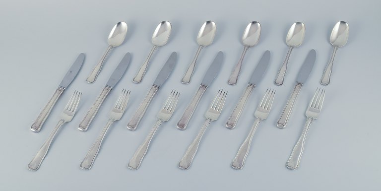 Georg Jensen Dobbeltriflet, et komplet sekspersoners middagsservice i sterlingsølv.