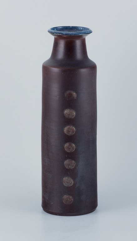 Jacob Bang (1932-2011) for Hegnetslund Lervarefabrik, Danmark. Stor keramik gulvvase i modernistisk stil.