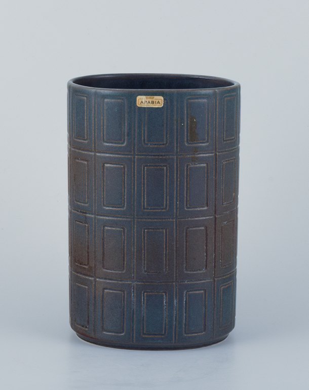 Göran Bäck (1923–2003) for Arabia, Finland.  Vase i glaseret stentøj med geometriske felter.  Stilrent design.
