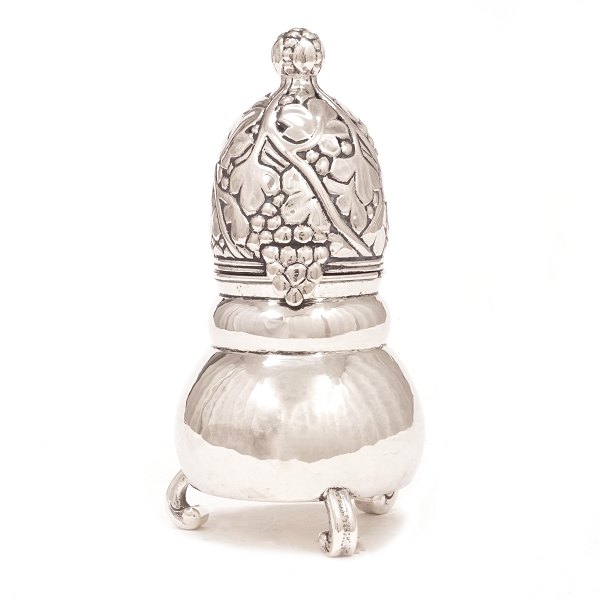 A. Dragsted, København: Krafitg strøbøsse i sølv fremstillet 1920. H: 17,5cm. V: 315gr