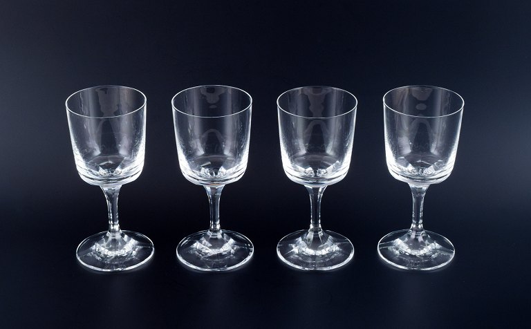 Et sæt på fire René Lalique Chenonceaux rødvinsglas.Klart mundblæst krystalglas. Facetslebet stilk.