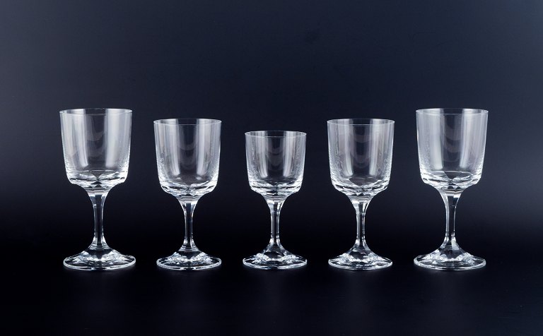 Et sæt på fem René Lalique Chenonceaux glas.Fire rødvinsglas og et hvidvinsglas.