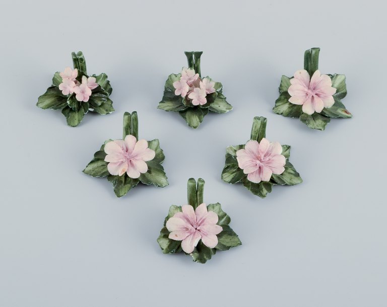 Capodimonte, Italien, et sæt på seks bordkortholdere i porcelæn udformet som åkander.