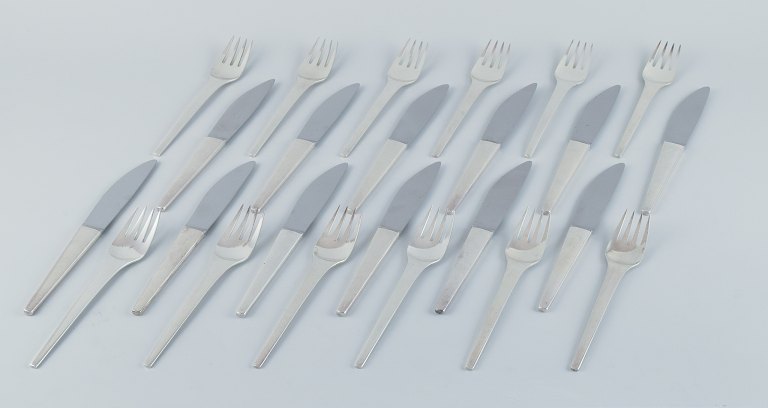 Georg Jensen Caravel, et komplet tolvpersoners middagsservice i sterlingsølv bestående af tolv middagsknive med blad i rustfrit stål og tolv middagsgafler.