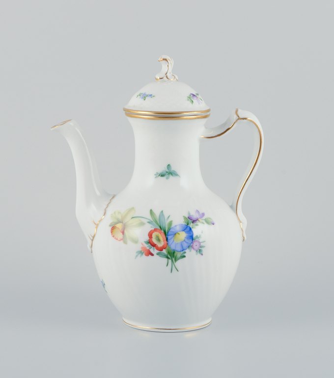Royal Copenhagen, Saksisk Blomst, kaffekande hånddekoreret med polykrome blomster og guldkant.