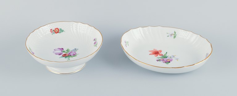 Royal Copenhagen, Saksisk Blomst, opsats og oval skål hånddekoreret med polykrome blomster og guldkant.