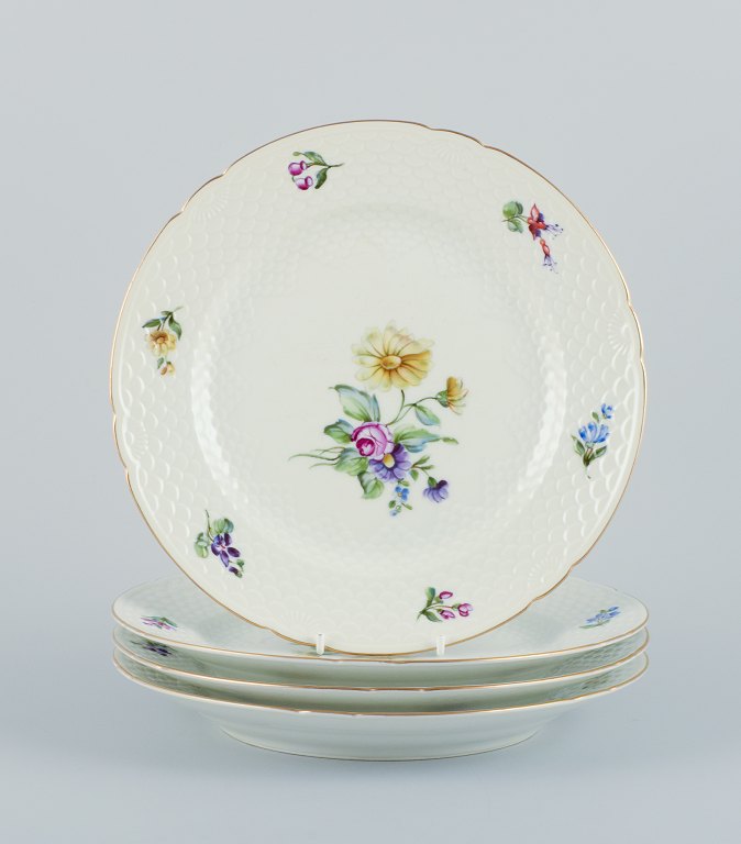 Bing & Grøndahl, Saxon Flower, a set of four dinner plates hand-decorated with polychrome flowers and gold rim.
