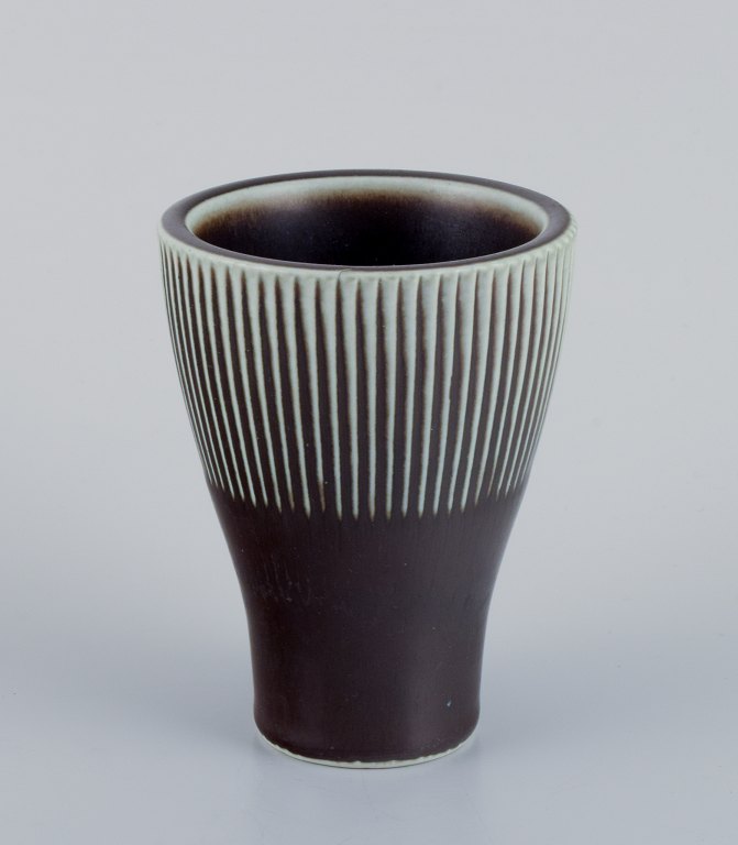 Carl Harry Stålhane for Rörstrand. Keramikvase i modernistisk stil. Glasur i brune toner med hvide linjer i toppen.