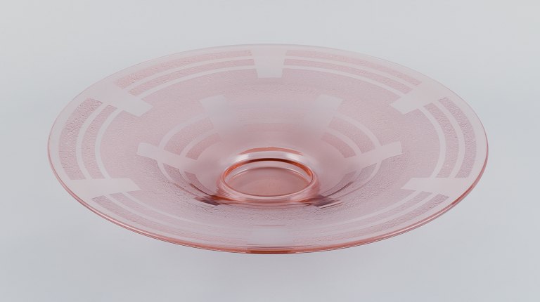 Schneider, France. Colossal Art Deco pink art glass bowl in a modernist design. Geometric pattern in frosted glass.