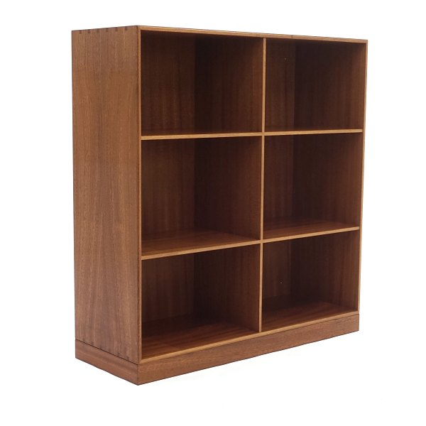 Mahogni Mogens Koch bogkasse med løs sokkel. Med etiket fra Rud. Rasmussen. Flot stand. H inkl sokkel: 81cm. B: 76cm. D: 27,5cm