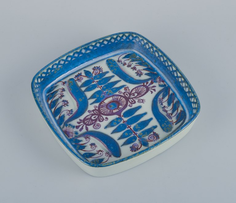 Marianne Johanson for Royal Copenhagen, "Aluminia", square dish in faience, hand-decorated with floral motifs.