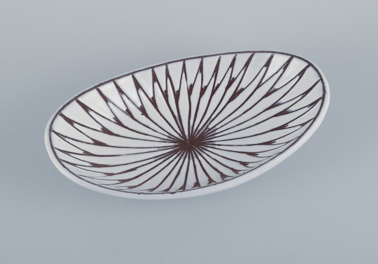 Mari Simmulson for Upsala Ekeby, Sverige. "Mars" keramikskål i hvid glasur. Modernistisk design.