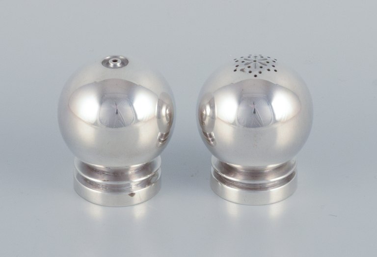 Harald Nielsen for Georg Jensen. A pair of Pyramid salt and pepper shakers in sterling silver.