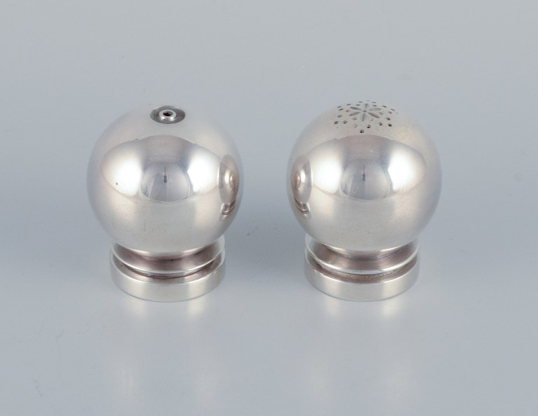 Harald Nielsen for Georg Jensen. A pair of Pyramid salt and pepper shakers in sterling silver.