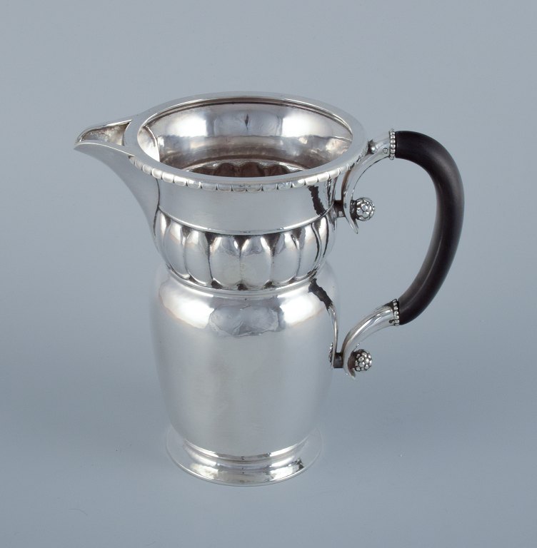 Georg Jensen, stor tidlig og sjælden art nouveau kande i sterlingsølv. Hammerslået. Hank i ibenholt.
