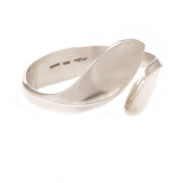 Hans Hansen sterlingsilver bracelet marked Hans Hansen, Denmark. Size inside: 5,8x6,5cm