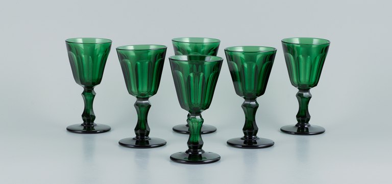 Val St. Lambert, Belgien, et sæt på seks "Lalaing" hvidvinsglas i grønt  facetslebet krystalglas.