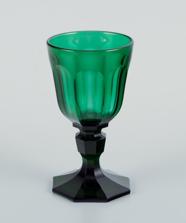 Val St. Lambert, Belgien, et "Lalaing" hedvinsglas i grønt facetslebet krystalglas.
