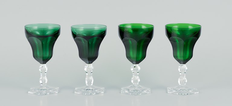 Val St. Lambert, Belgien, et sæt på fire "Lalaing" hvidvinsglas i grønt facetslebet krystalglas.