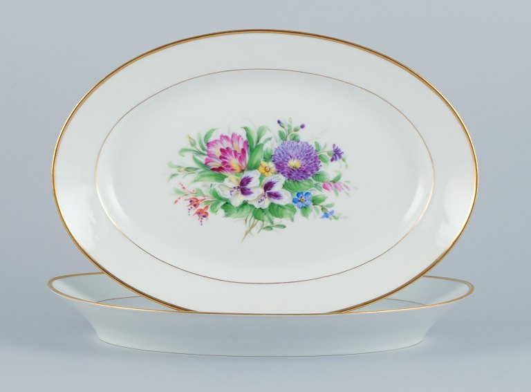 Bing & Grøndahl, to store ovale fade håndmalet med polykrome blomstermotiver og guldkant.