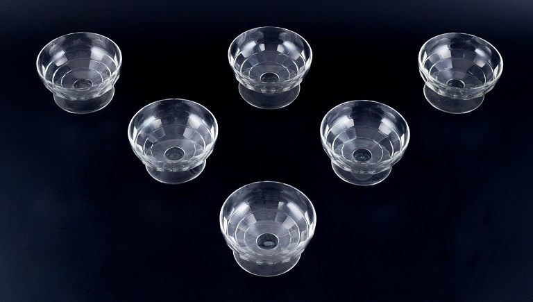 Baccarat, Frankrig, et sæt på seks ”Charmes” Art Deco champagneskåle i klart krystalglas. Facetslebet.