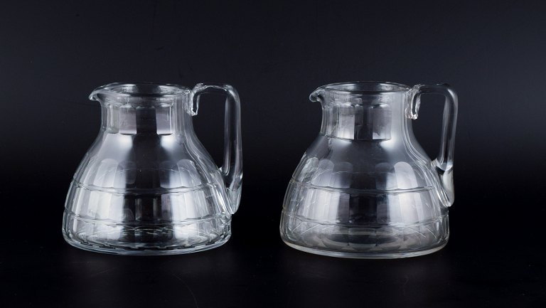 Baccarat, Frankrig, to ”Charmes” Art Deco kander i klart krystalglas. Facetslebet.