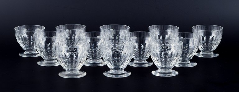 Baccarat, Frankrig, et sæt på tolv ”Charmes” Art Deco vandglas i klart krystalglas. Facetslebet.
