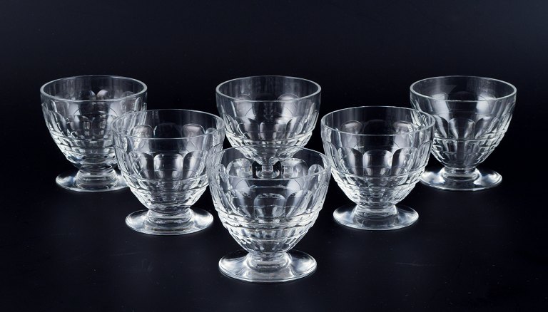 Baccarat, Frankrig, et sæt på seks ”Charmes” Art Deco hvidvinsglas i klart krystalglas. Facetslebet.