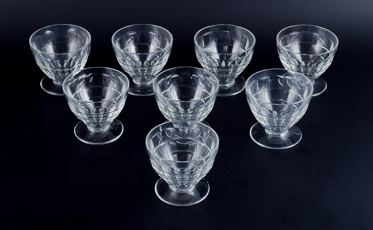 Baccarat, France, a set of eight "Charmes" Art Deco red wine glasses in clear crystal glass. Faceted cut.